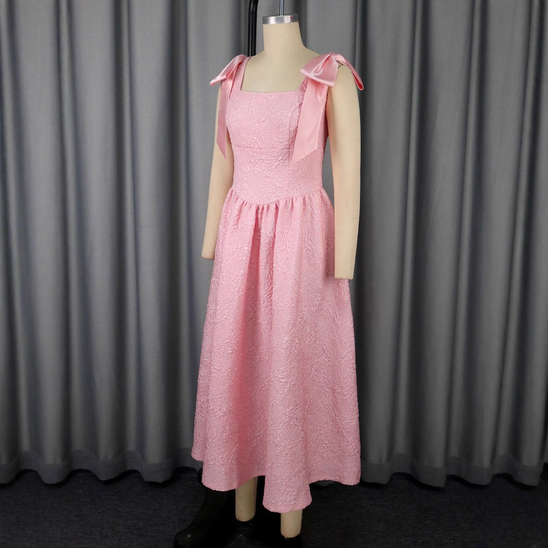 Modernes, elegantes Damen Abendkleid mit luxuriösen Satinschleifen, ideal für festliche Events.