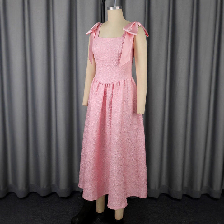 Modernes, elegantes Damen Abendkleid mit luxuriösen Satinschleifen, ideal für festliche Events.