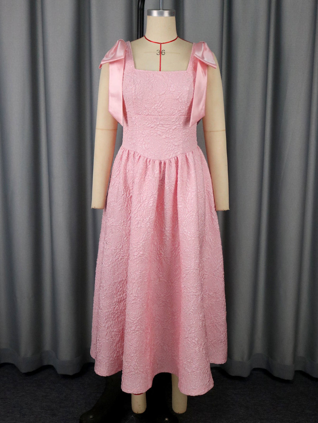 Luxuriöses Damen Abendkleid, lang und elegant, verziert mit breiten Satinschleifen für glamouröse Abende.