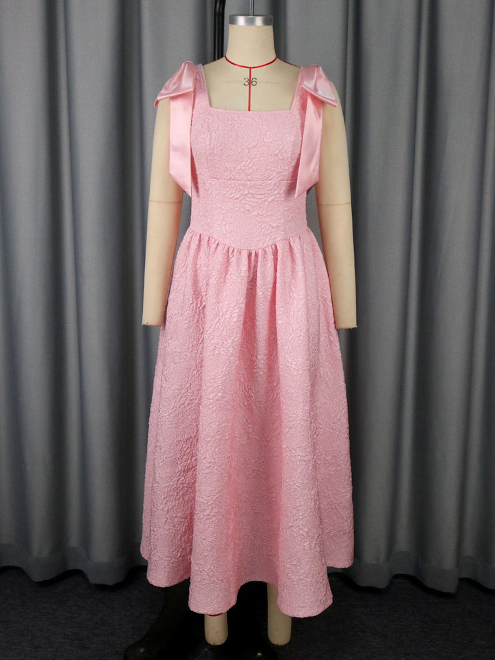 Luxuriöses Damen Abendkleid, lang und elegant, verziert mit breiten Satinschleifen für glamouröse Abende.