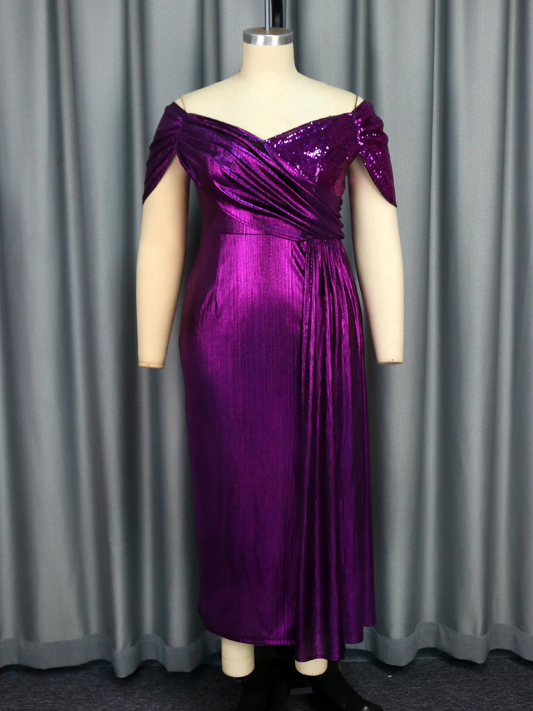 Festliches Damen-Abendkleid mit Pailletten, Wickel-Design und glänzendem Stoff, ideal für glamouröse Partys.
