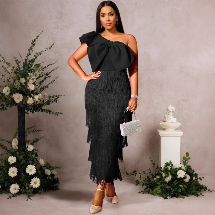 Elegantes Damen Abendkleid mit stilvollen Rüschen und glamourösen Fransen für besondere Anlässe.