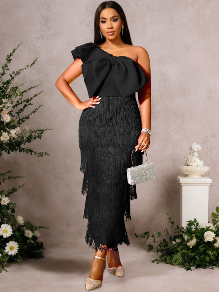 Besonderes Anlasskleid für Damen, mit femininen Rüschen und eleganten Fransen, sehr chic.