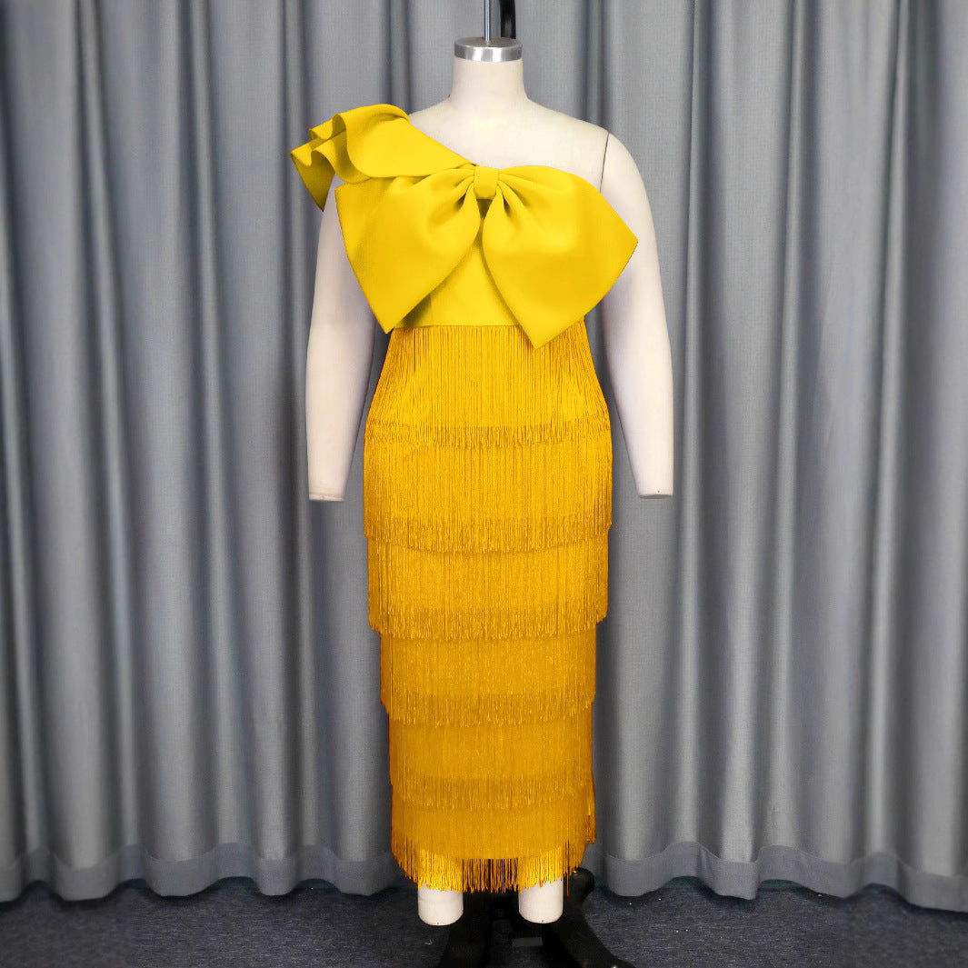 Damenmode: Elegantes Rüschenkleid mit fließenden Fransen, perfekt für Abendveranstaltungen.