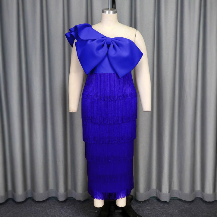 Luxuriöses Partykleid für Damen, mit detailreichen Rüschen und auffälligen Fransen.