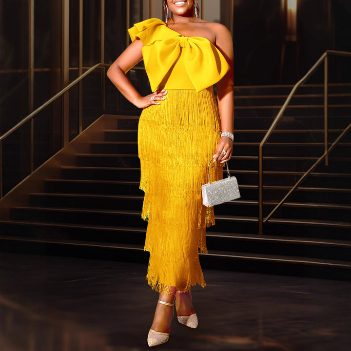 Feminines Festkleid für besondere Anlässe, mit zarten Rüschen und eleganten Fransen-Details.