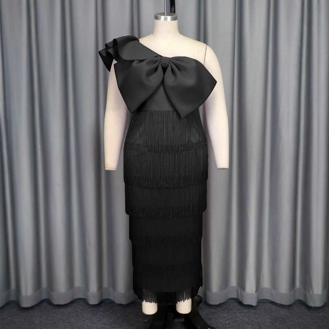 Modernes Damenkleid: chic, mit voluminösen Rüschen und verspielten Fransen am Saum.