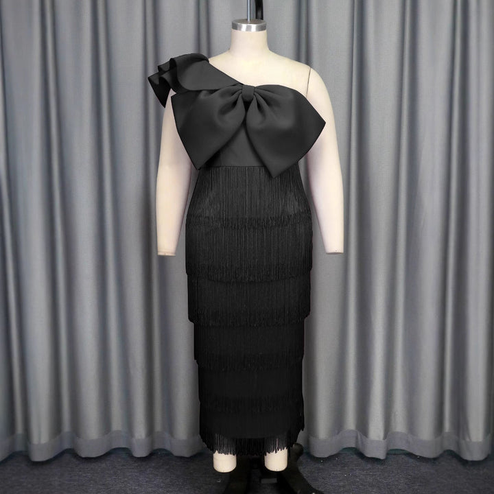 Modernes Damenkleid: chic, mit voluminösen Rüschen und verspielten Fransen am Saum.