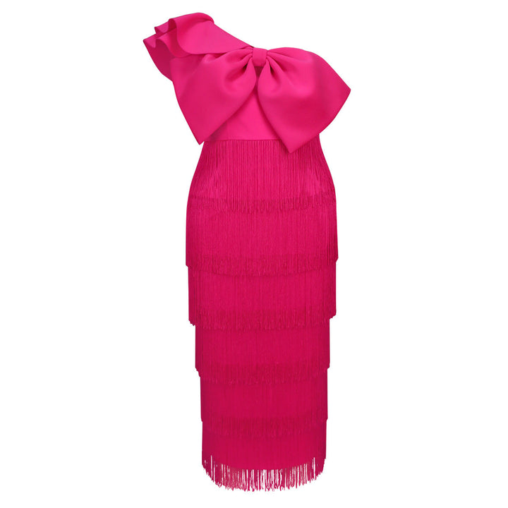 Elegantes Damen Abendkleid, figurbetont, mit glamourösen Rüschen und schicken Fransen.