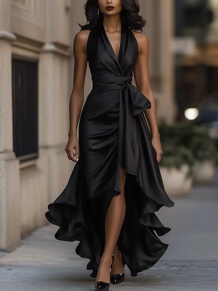 Nahaufnahme des Oberteils: Halterneck & Wickeldetail am stilvollen, ärmellosen Damen Abendkleid mit festlichem Look.