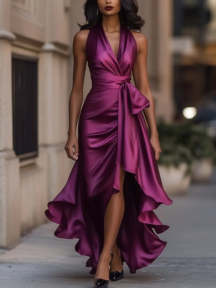 Nahaufnahme des Saums: Eleganter High-Low Saum am glamourösen Abendkleid. Detail des festlichen Wickelkleides.