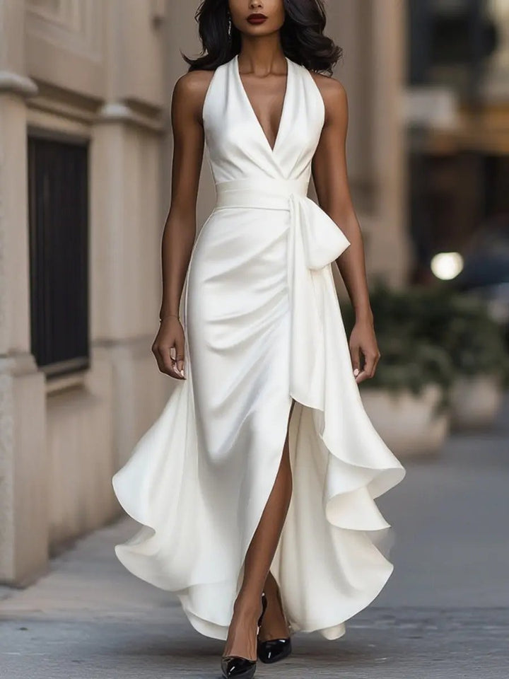Festliches Damen Abendkleid mit raffiniertem Wickeldetail, ärmellosem Halterneck und schickem High-Low Saum.