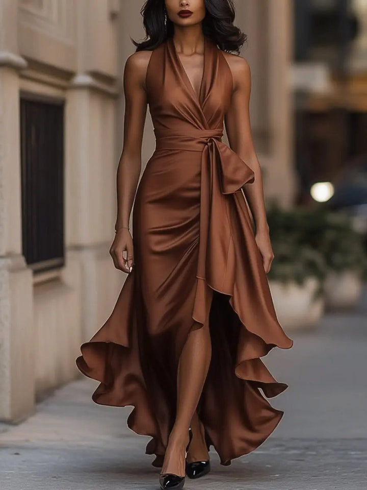 Vorderansicht: Ärmelloses elegantes Damen Abendkleid mit Wickeldetail, Halterneck und modischem High-Low Saum.