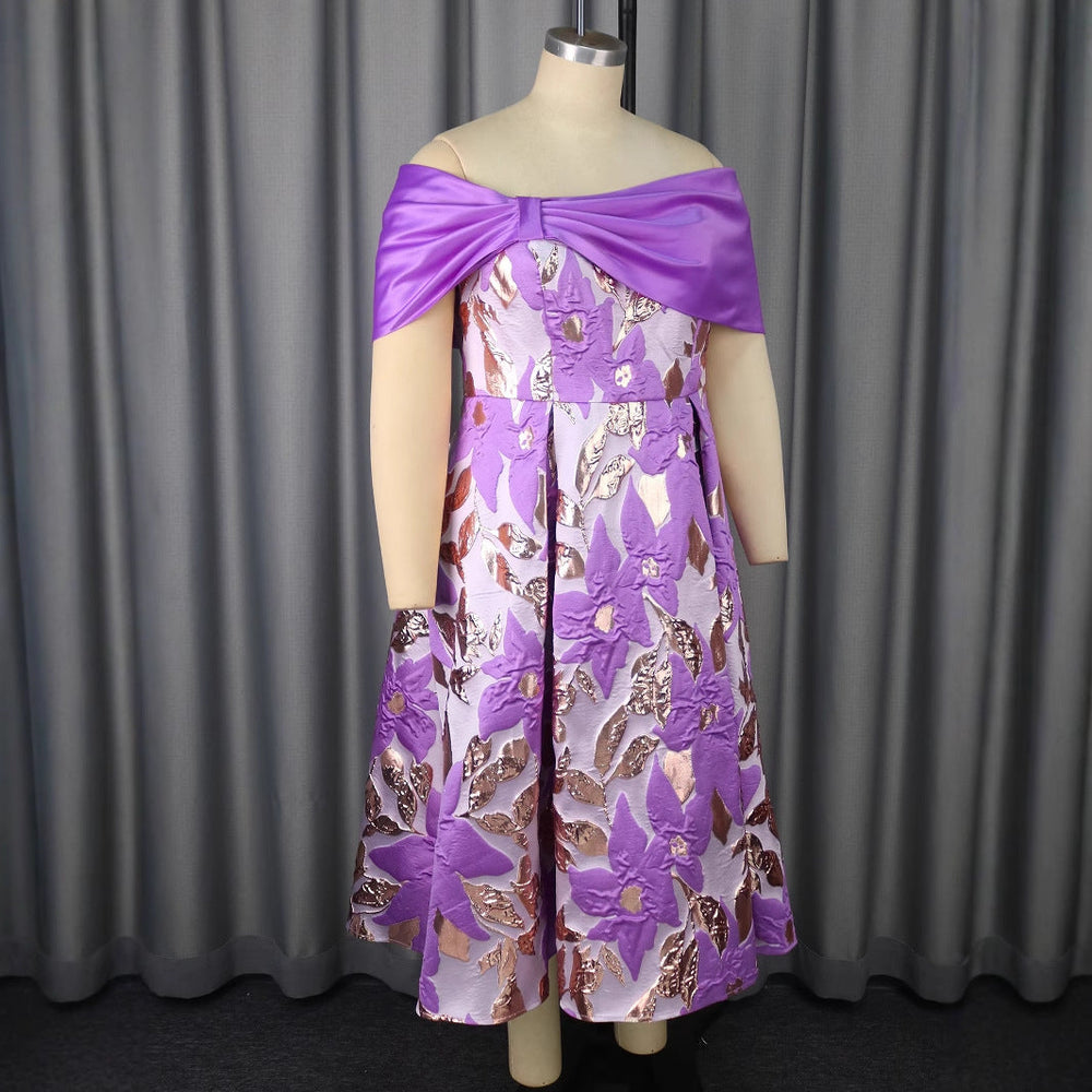 Schulterfreies Maxikleid für Damen mit zartem Blumenmuster, ideal als elegantes Partykleid oder Galakleid.