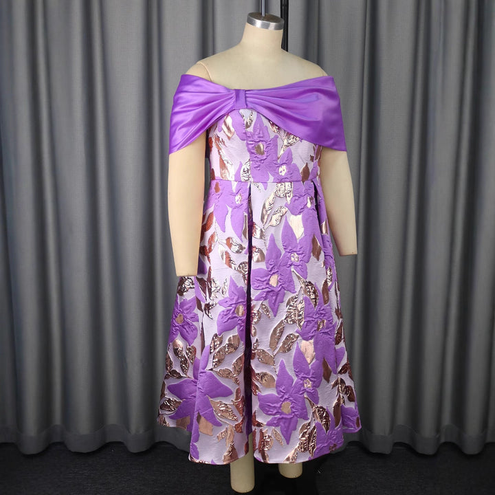 Schulterfreies Maxikleid für Damen mit zartem Blumenmuster, ideal als elegantes Partykleid oder Galakleid.