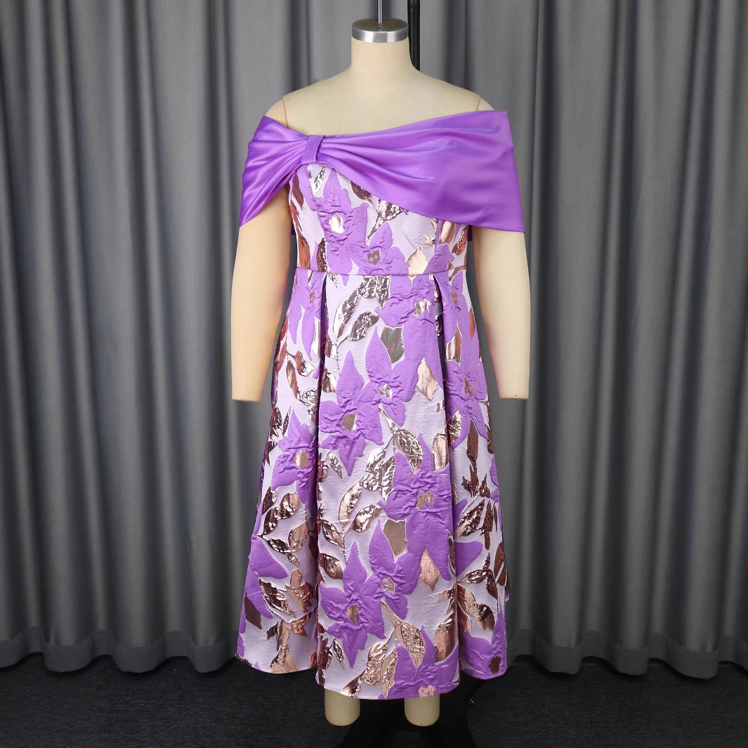 Schickes Cocktailkleid schulterfrei mit floralem Design für Damen. Optimal für besondere Anlässe und Feiern.