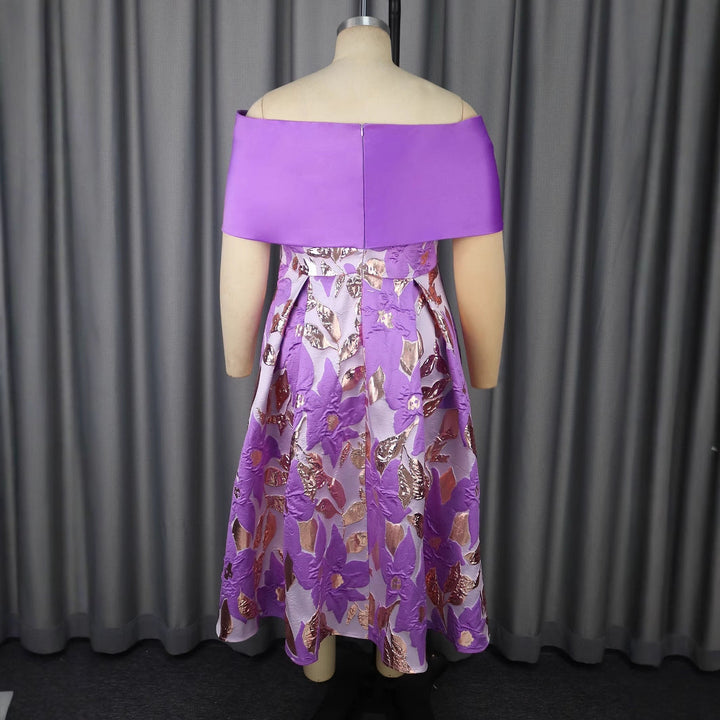 Festliches Damenkleid in elegantem Schnitt, schulterfrei mit wunderschönem floralem Muster. Ideal für Abende.