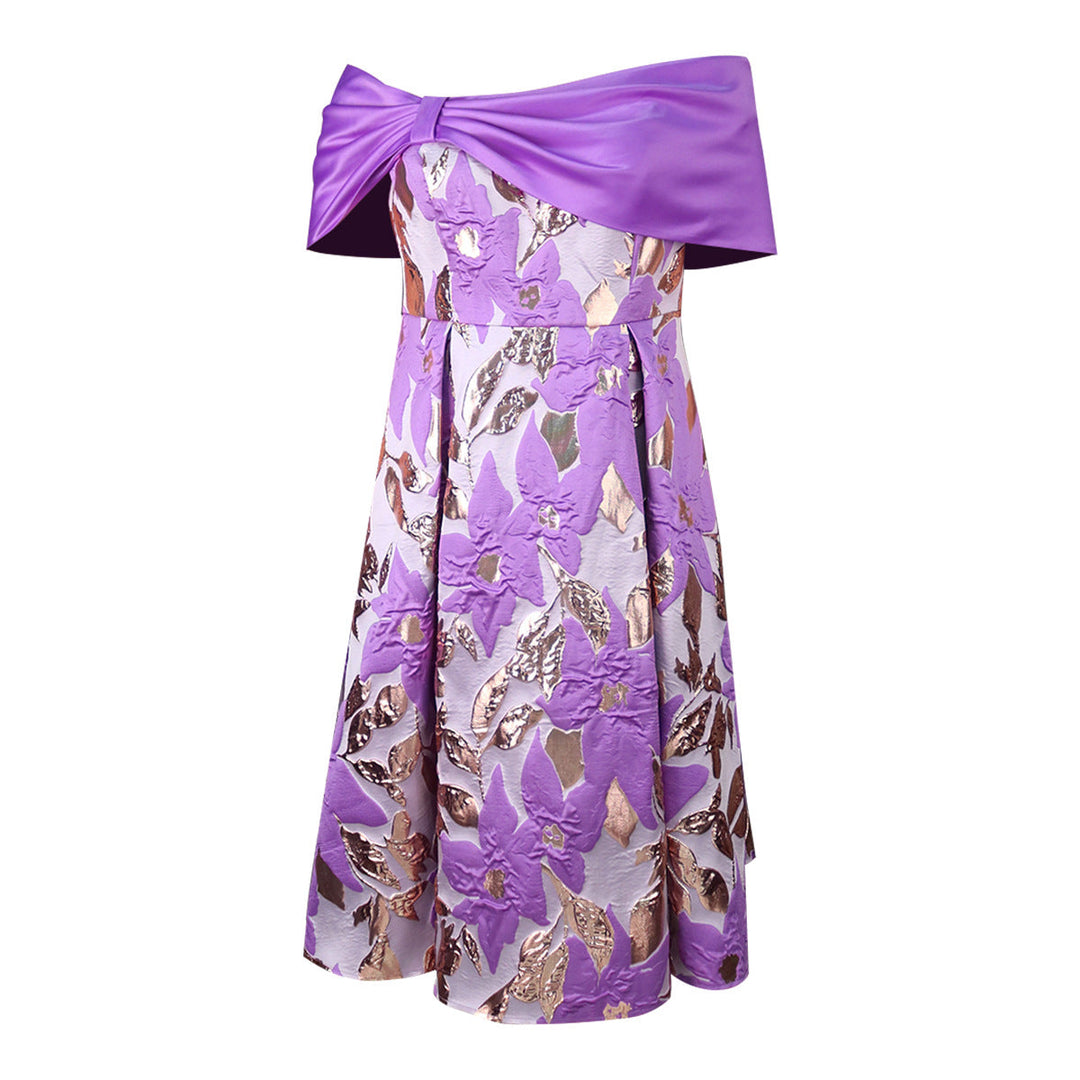 Langes, schulterfreies Abendkleid für Hochzeitsgäste mit edlem floralem Design. Ein elegantes Damenkleid.