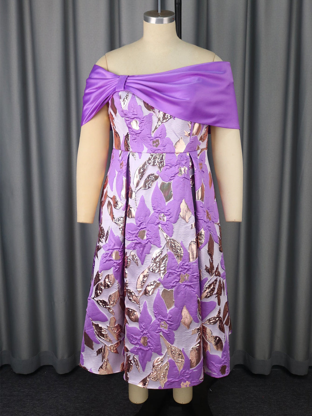 Elegantes Galakleid für Damen, schulterfrei mit feinen floralen Details. Perfekt für den glamourösen Auftritt.