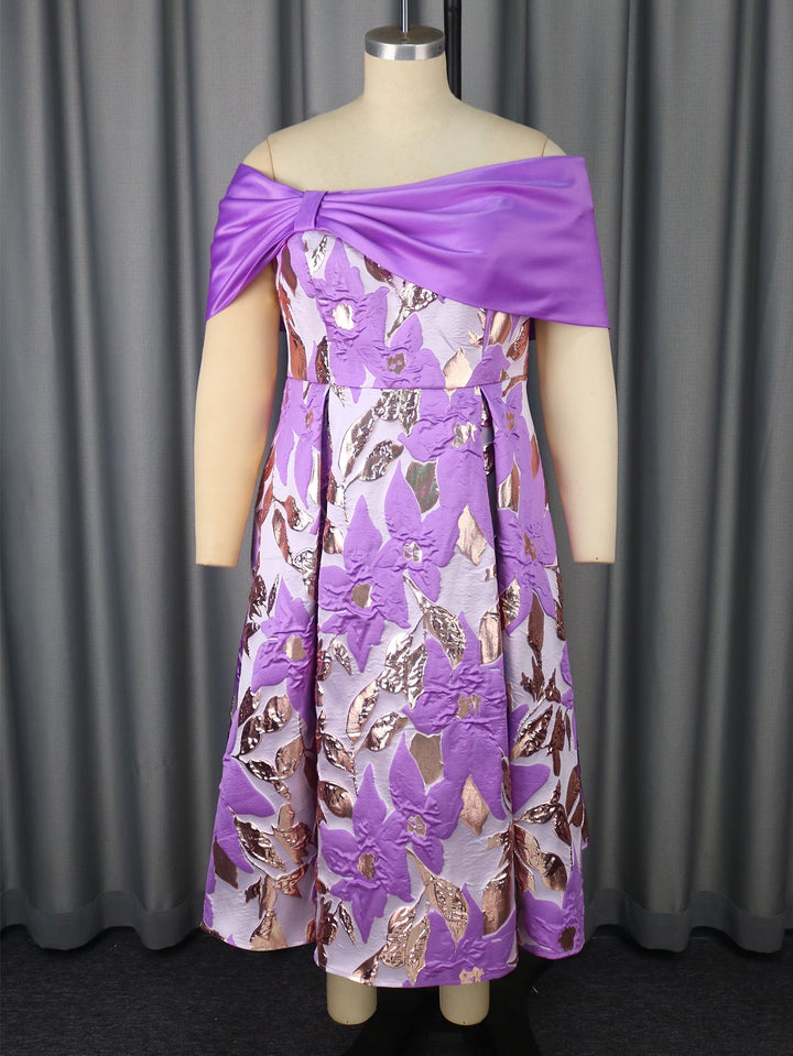 Elegantes Galakleid für Damen, schulterfrei mit feinen floralen Details. Perfekt für den glamourösen Auftritt.