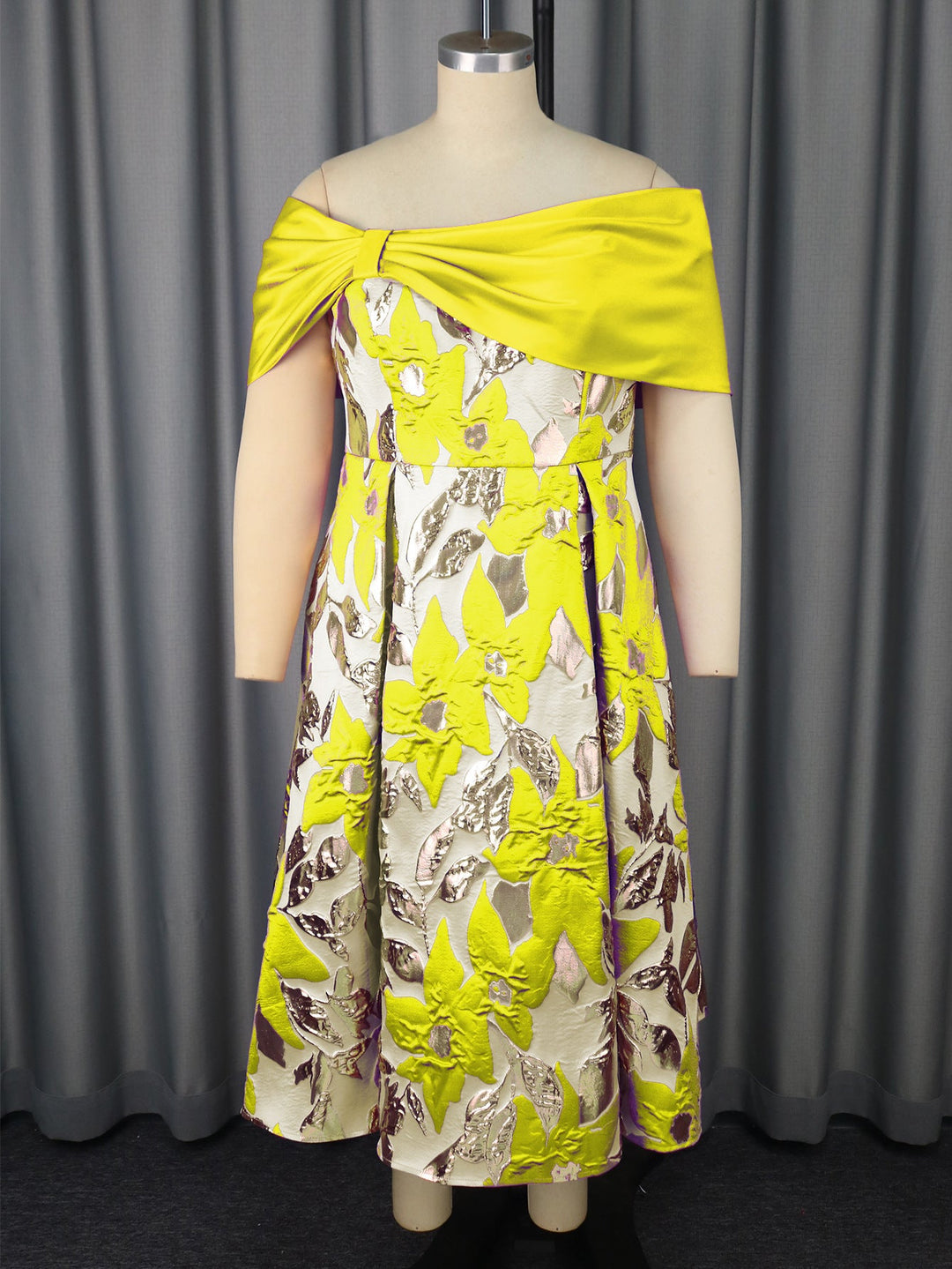 Damenkleid schulterfrei mit stilvollem Blumenprint. Vielseitiges Abendkleid für festliche Anlässe & Events.