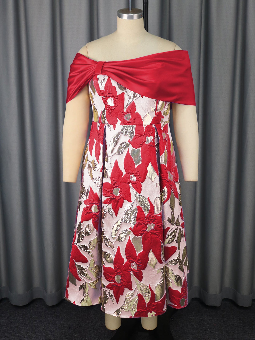 Wunderschönes schulterfreies Damen Abendkleid mit anmutigem floralem Muster. Ein elegantes Maxikleid für Feste.