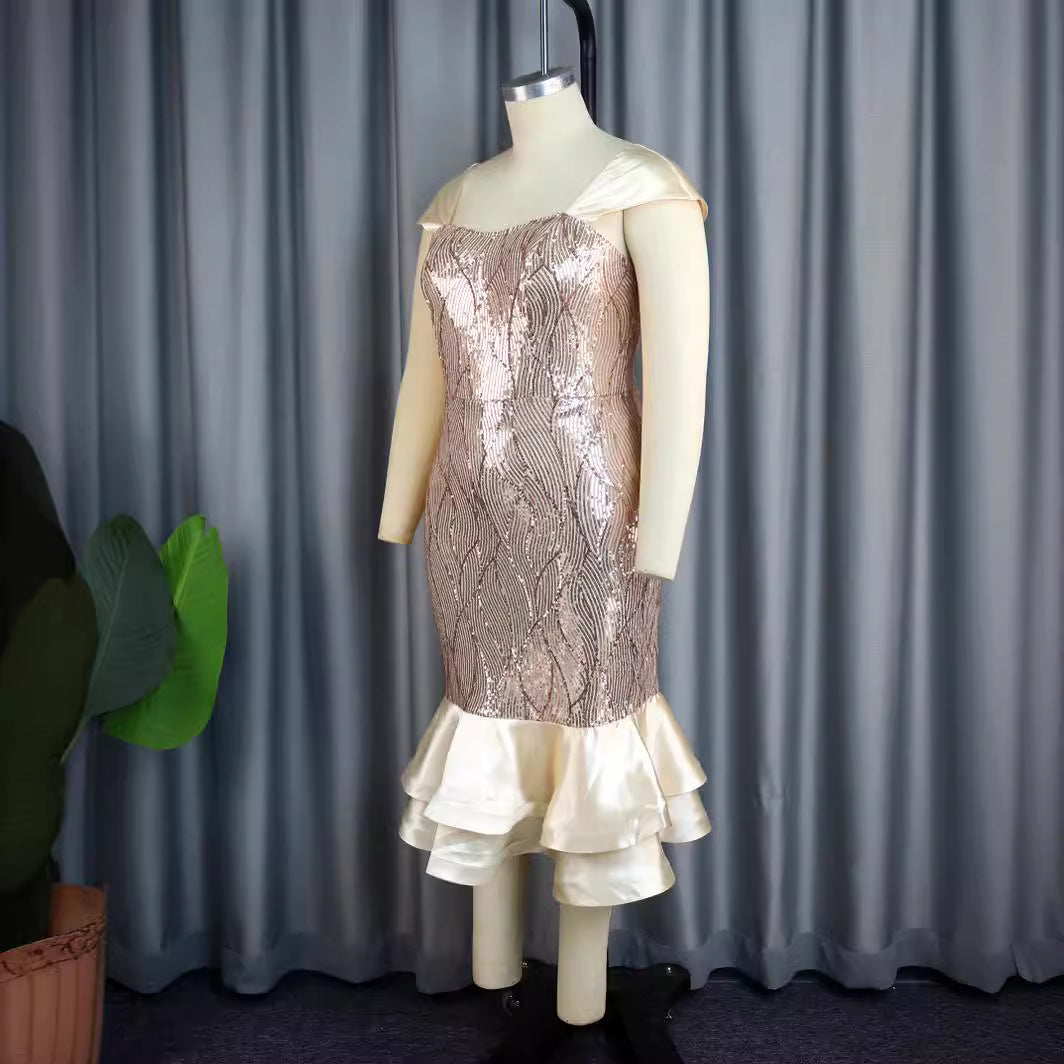 Schimmerndes Damen Abendkleid mit elegantem Rüschensaum, schulterfrei und figurbetont. Festliche Abendmode.