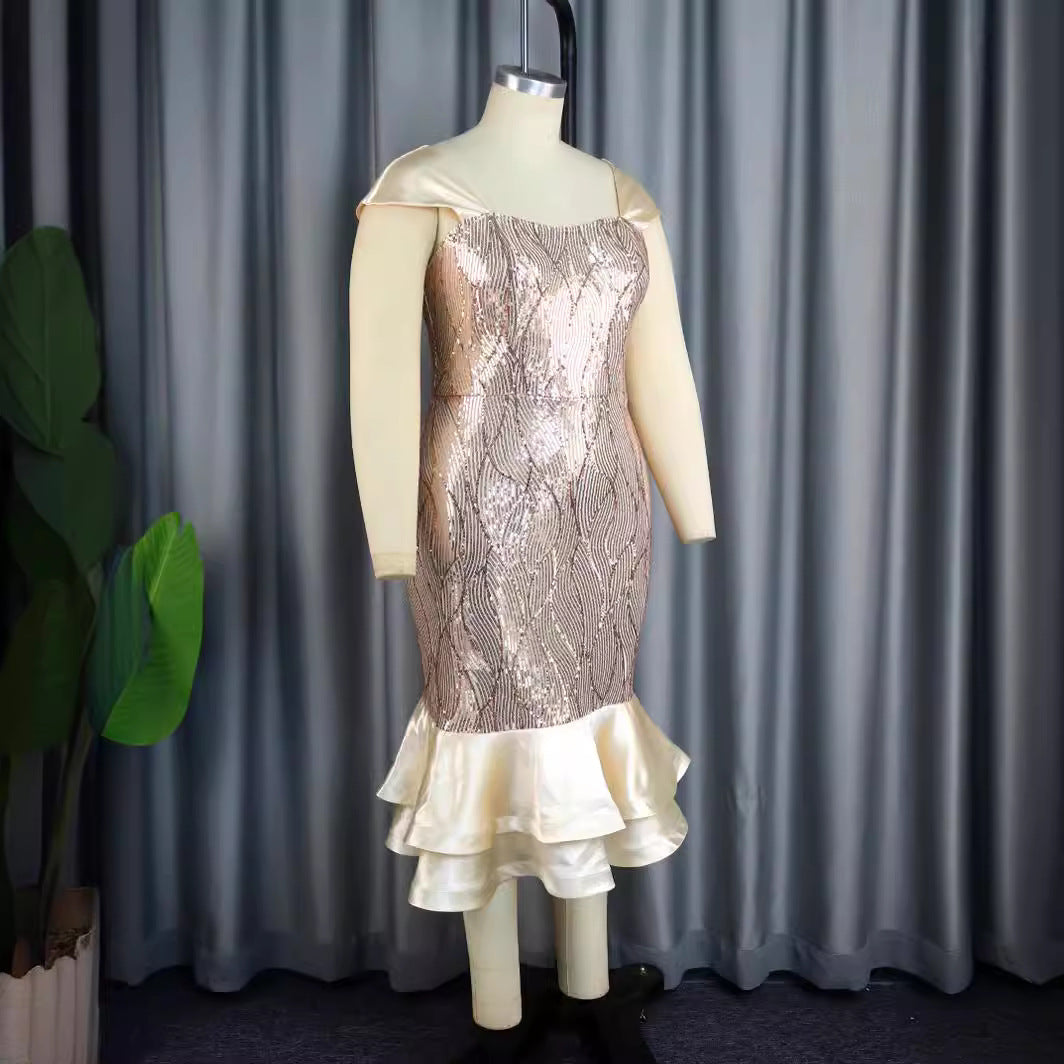 Festliches Damenkleid, schimmernd, schulterfrei, mit Rüschensaum. Perfekt für glamouröse Abende.