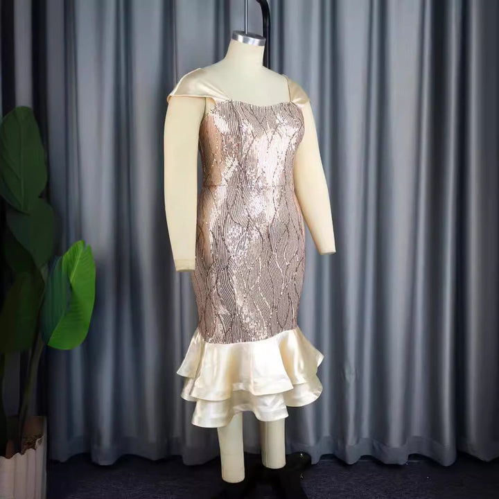 Festliches Damenkleid, schimmernd, schulterfrei, mit Rüschensaum. Perfekt für glamouröse Abende.