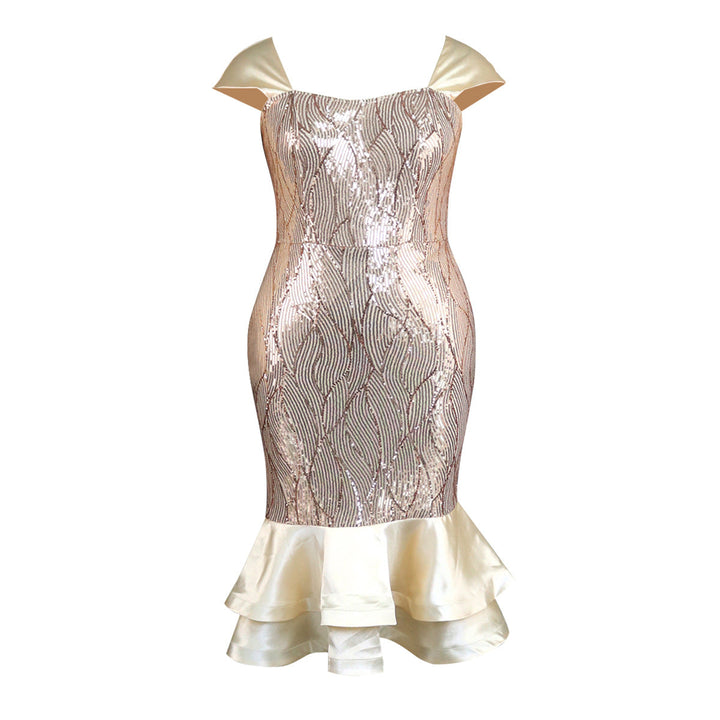 Figurbetontes Damen Abendkleid in schimmerndem Stoff, elegant mit Rüschensaum. Ideal für Partys.