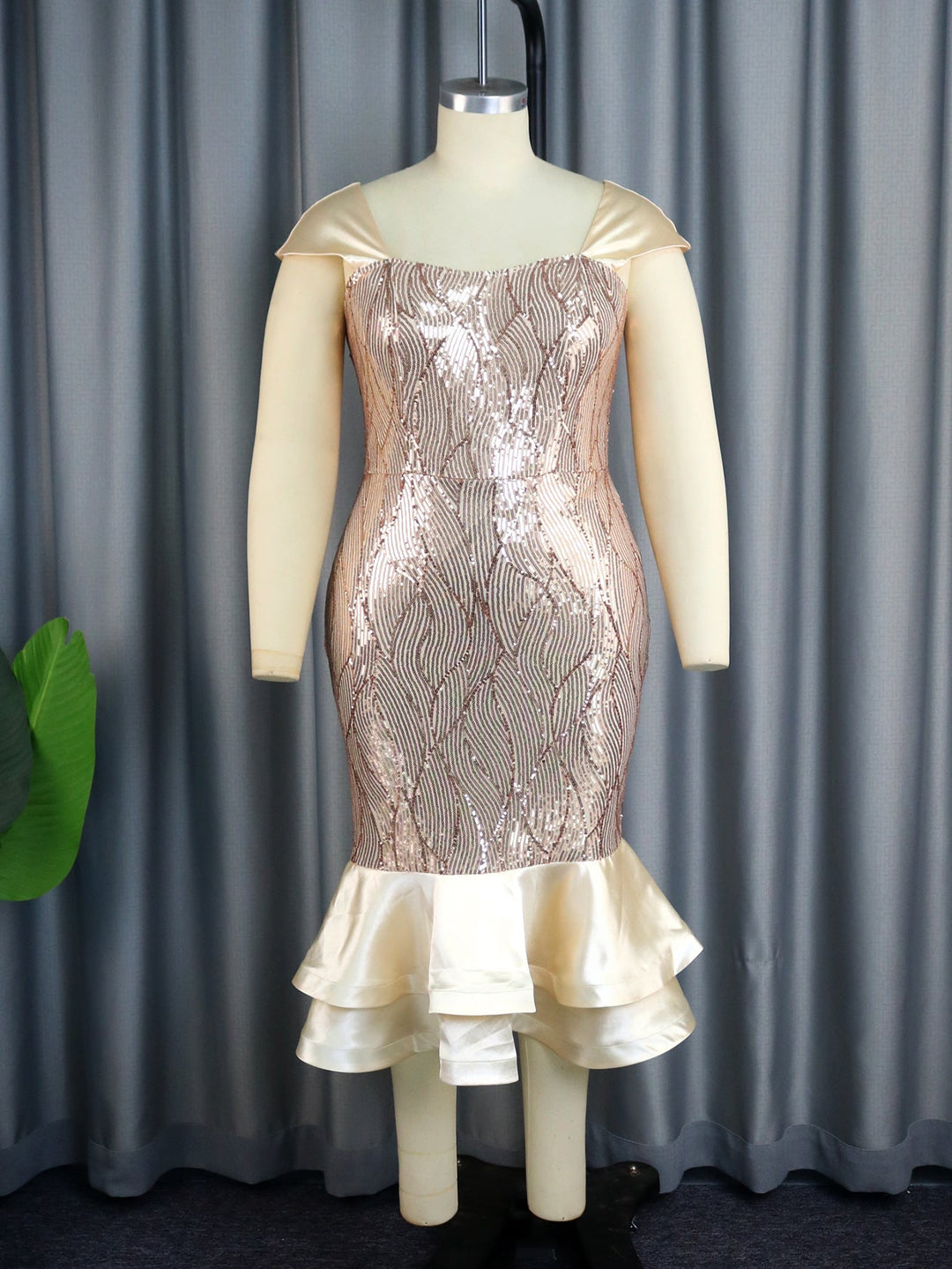 Luxuriöses Damen Abendkleid mit schimmerndem Finish, schulterfrei und Rüschensaum für besondere Events.