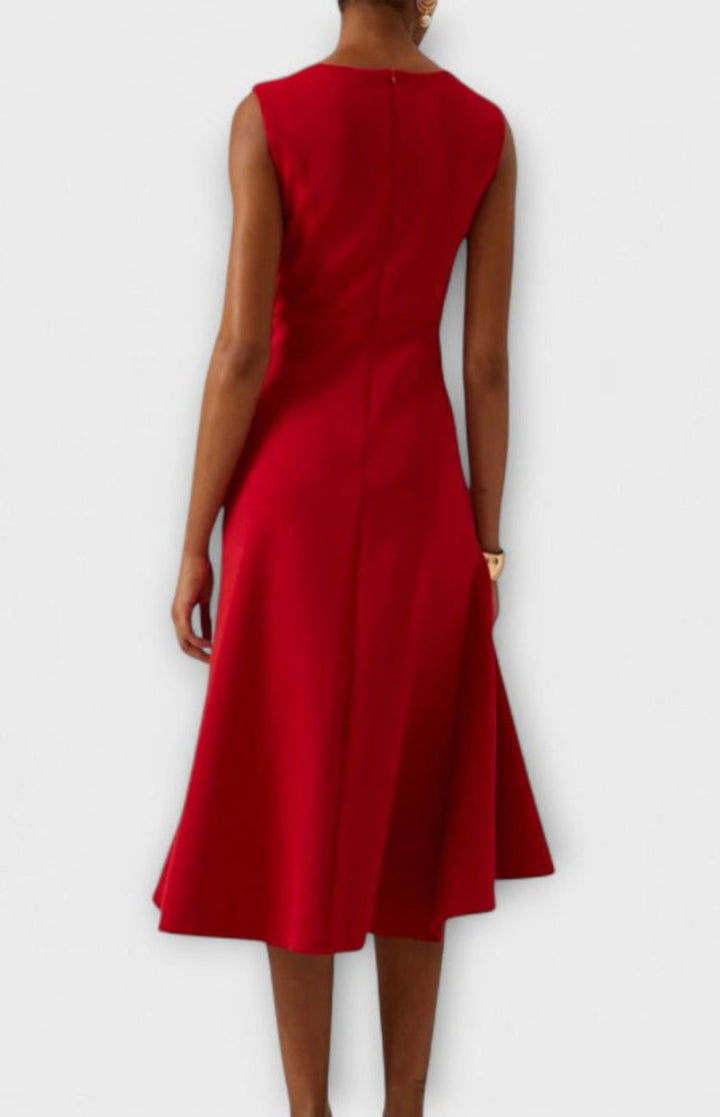 Tailliertes Midi-Abendkleid Zoe für Damen mit eleganten Faltendetails und ärmellosem Schnitt.