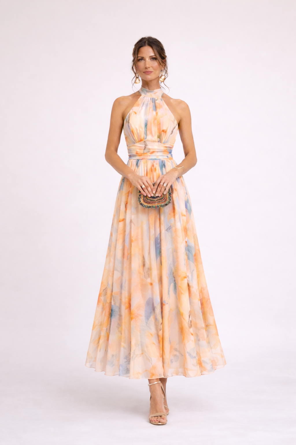 Elegantes Damen Aquarell Halterkleid in fließendem Midikleid-Schnitt, mit schickem Pastell-Muster für den Sommer.