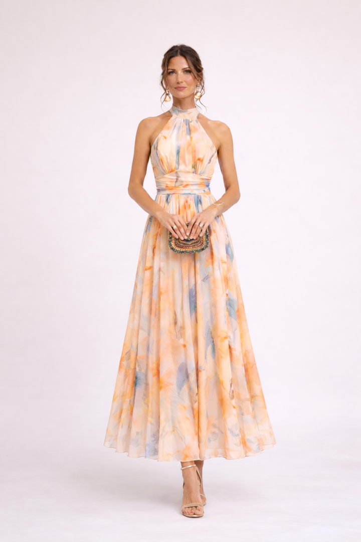 Elegantes Damen Aquarell Halterkleid in fließendem Midikleid-Schnitt, mit schickem Pastell-Muster für den Sommer.