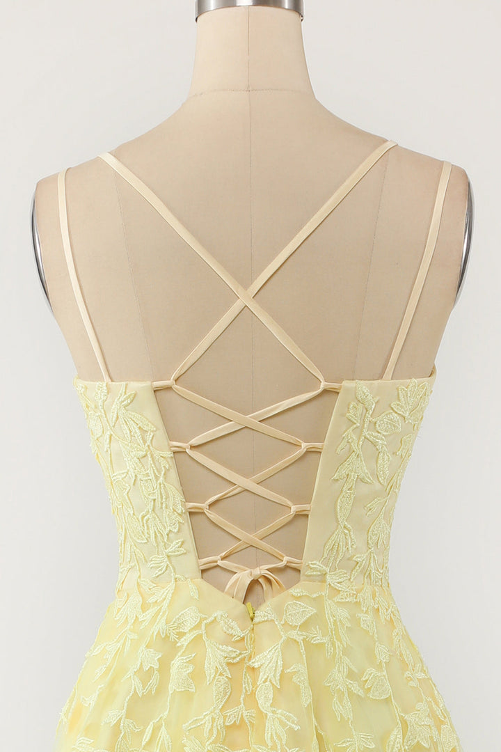 Glänzende Spitzen-Applikationen und zarte Perlen auf dem Mieder des festlichen Damen Tüll Ballkleides für Glamour.