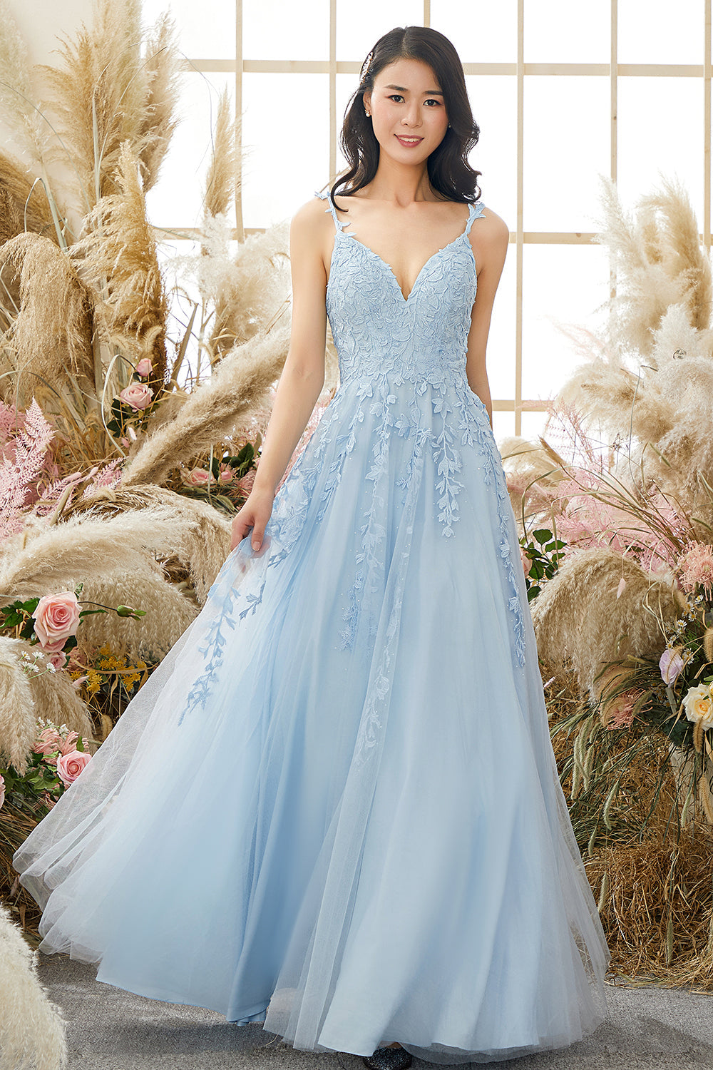 Elegante Silhouette des langen Damen Ballkleides Victoria, mit fließendem Tüllrock und glamourösen Applikationen.