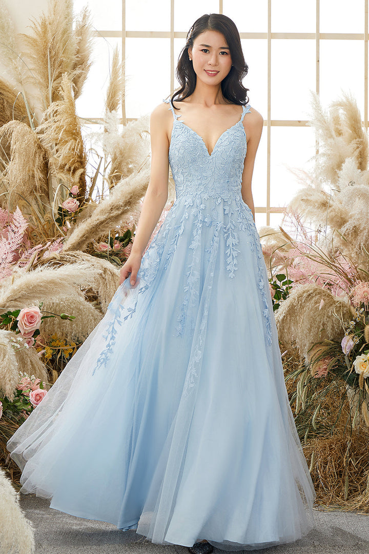Elegante Silhouette des langen Damen Ballkleides Victoria, mit fließendem Tüllrock und glamourösen Applikationen.