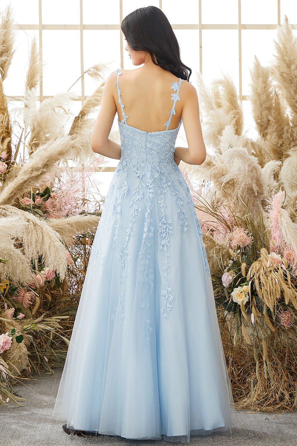 Bodenlanges, elegantes Damen Tüll Ballkleid mit Applikationen, perfekt für eine Hochzeit oder festliche Abendveranstaltung.