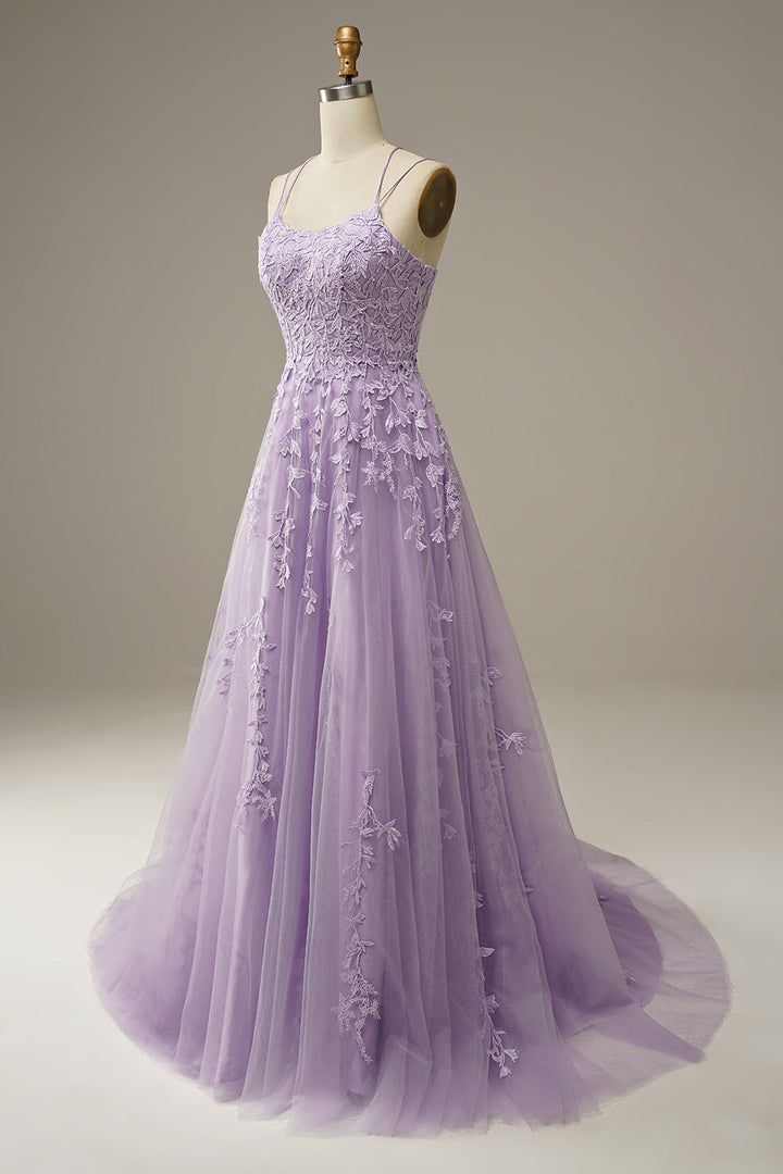 Nahaufnahme der filigranen floralen Applikationen auf dem Mieder des eleganten Tüll Ballkleides für Damen.