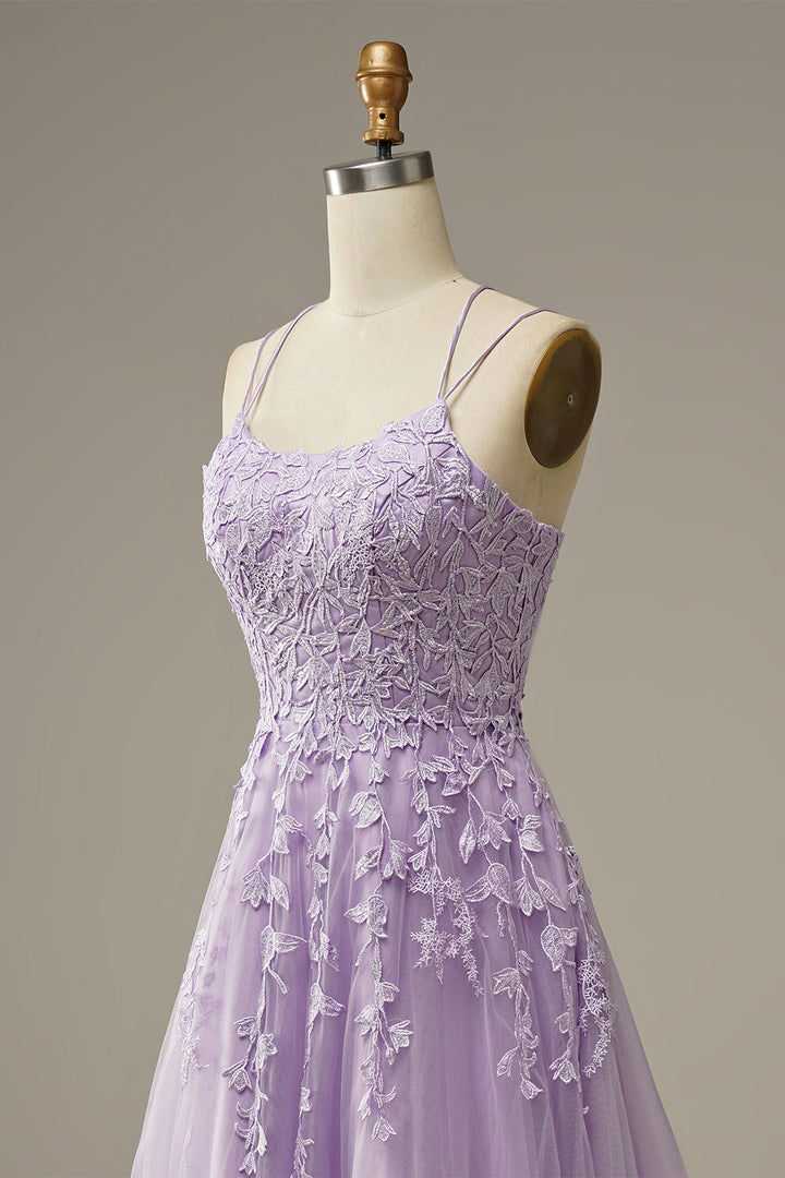 Wunderschönes langes Tüll Ballkleid für Damen, der weit schwingende Rock mit feinen Applikationen betont die Eleganz.