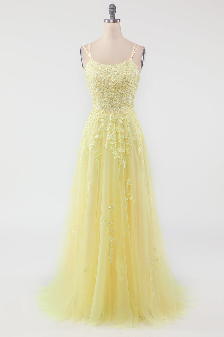 Fließendes Damen Abendkleid aus Tüll, Applikationen betonen die Taille, perfekt für eine glamouröse Hochzeit oder Party.