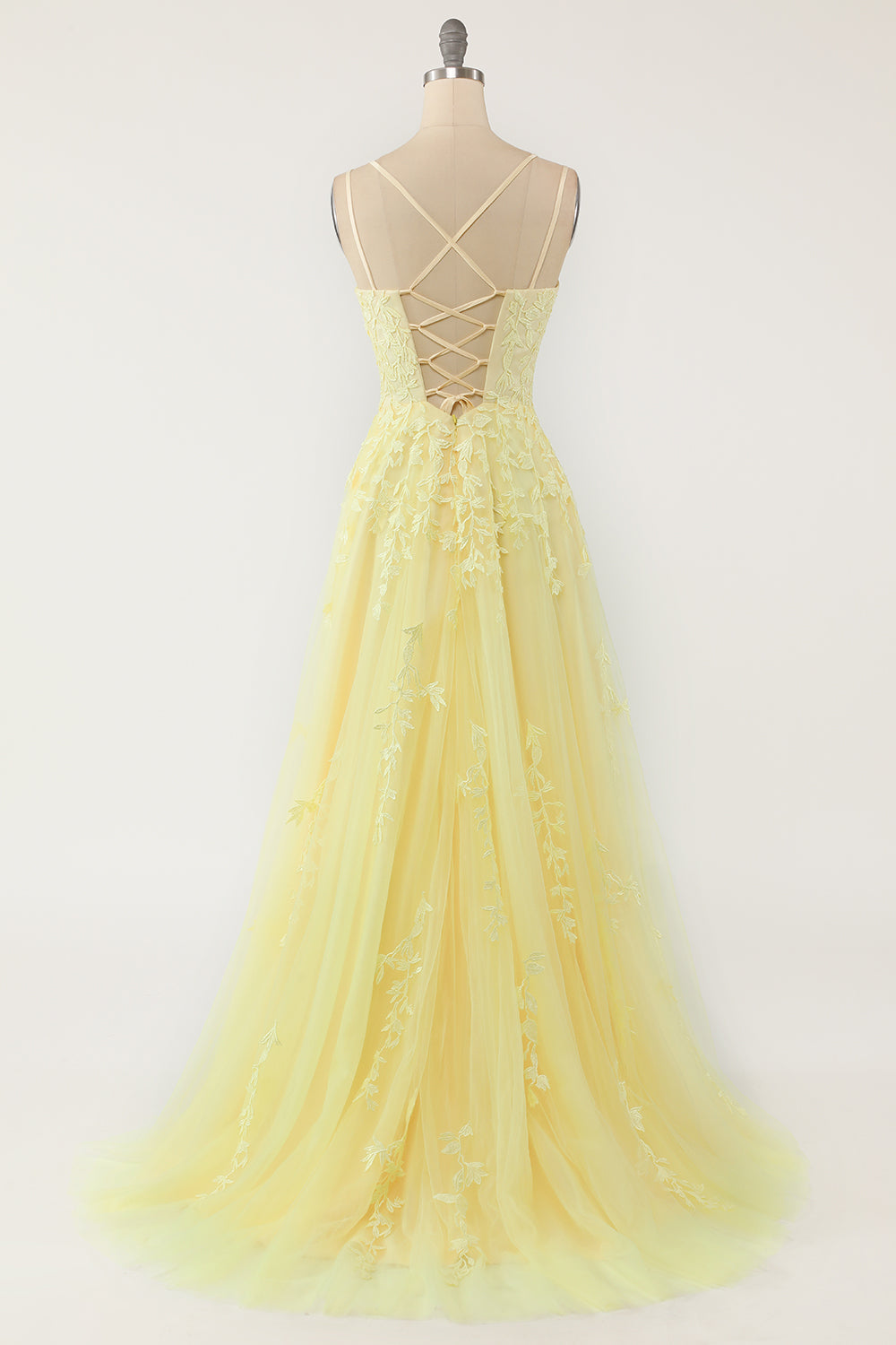 Nahaufnahme des hochwertigen Tüllstoffs und der detaillierten Applikationen dieses eleganten Damen Ballkleides Victoria.