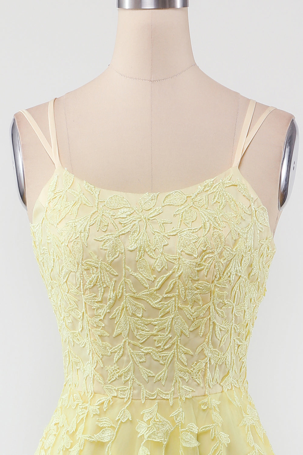 Formelles Damen Ballkleid mit Tüllrock und glitzernden Applikationen, ideal als Brautjungfernkleid oder Abendkleid.
