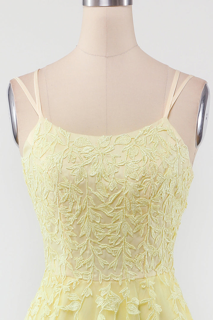 Formelles Damen Ballkleid mit Tüllrock und glitzernden Applikationen, ideal als Brautjungfernkleid oder Abendkleid.