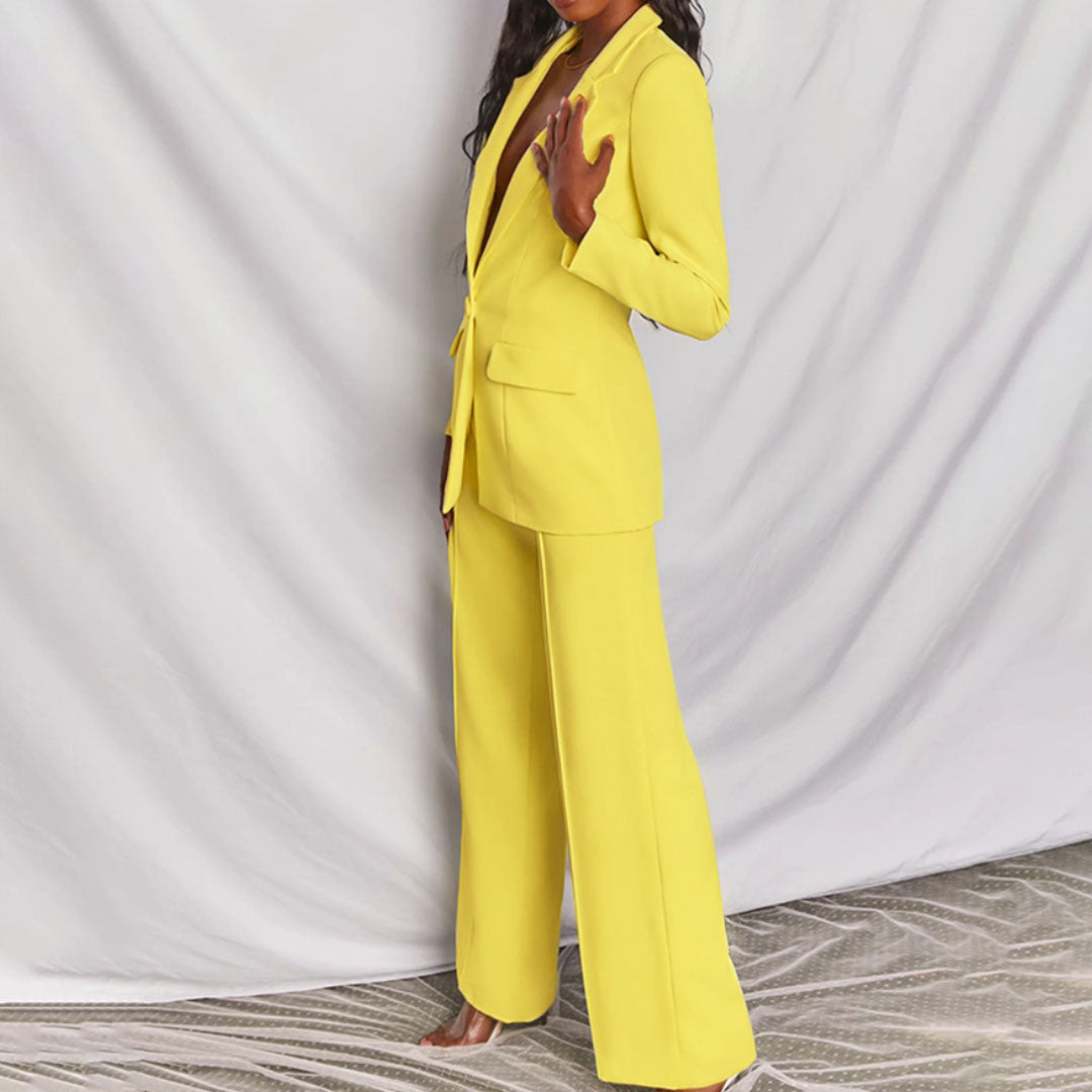 Stylischer Damenblazer aus dem Zweiteiler Set, ideal für Büro und besondere Anlässe, elegant und vielseitig.
