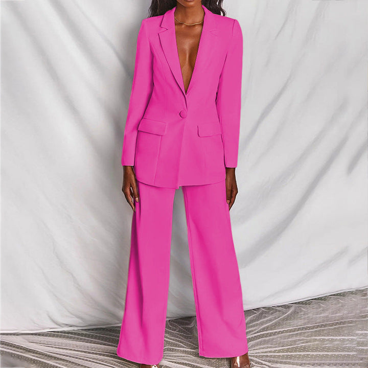 Modell trägt elegantes Damen Blazer Hose Set, perfekt geschnitten, demonstriert Stil, Komfort & modernen Chic.