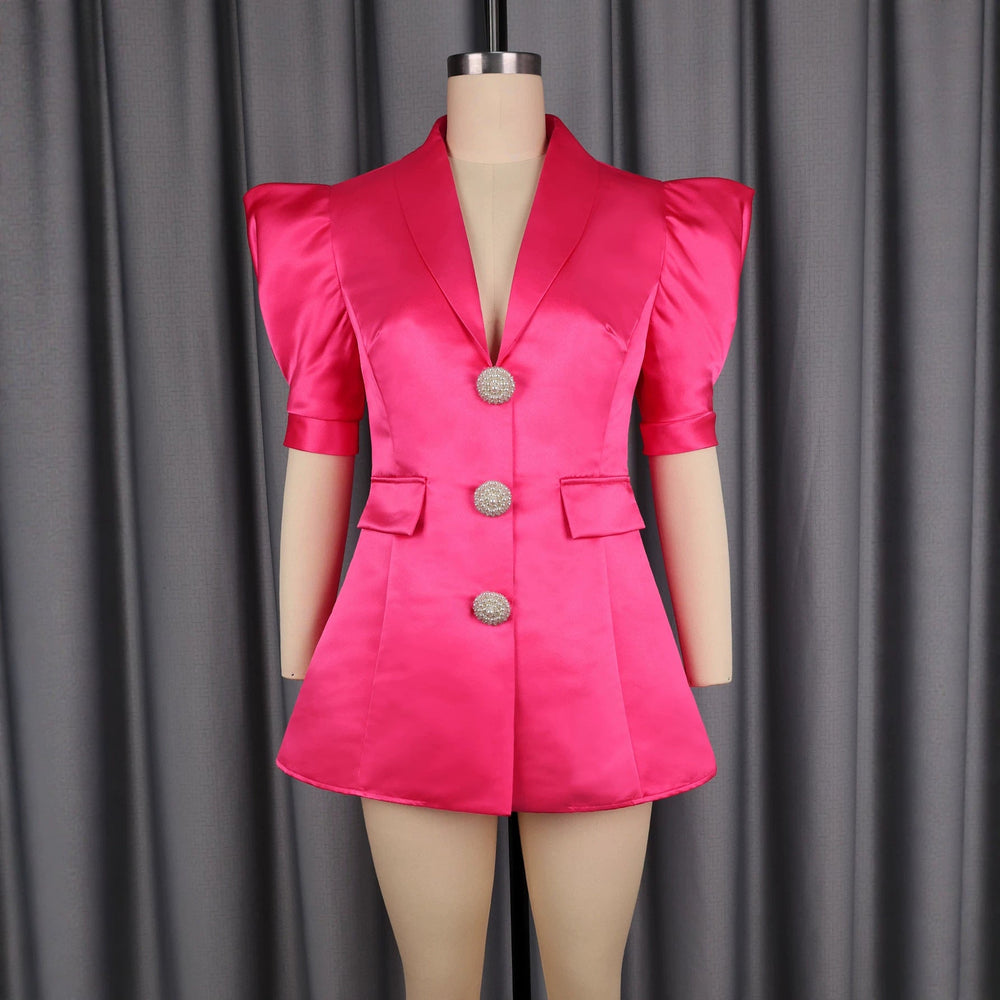 Magenta Damen Cocktailkleid. Elegantes Blazer-Kleid mit Puffärmeln und funkelnden Glitzerknöpfen.