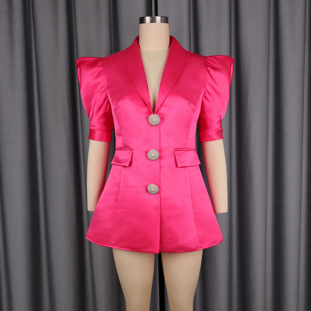 Magenta Damen Cocktailkleid. Elegantes Blazer-Kleid mit Puffärmeln und funkelnden Glitzerknöpfen.