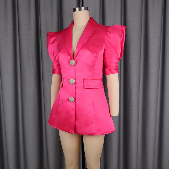 Schickes Partykleid für Damen. Blazer-Kleid mit eleganten Puffärmeln und auffälligen Glitzerknöpfen.