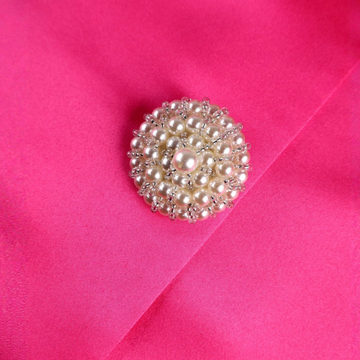 Stilvolles Damen Abendkleid im Blazer-Stil. Modernes Design mit Puffärmeln & glänzenden Glitzerknöpfen.